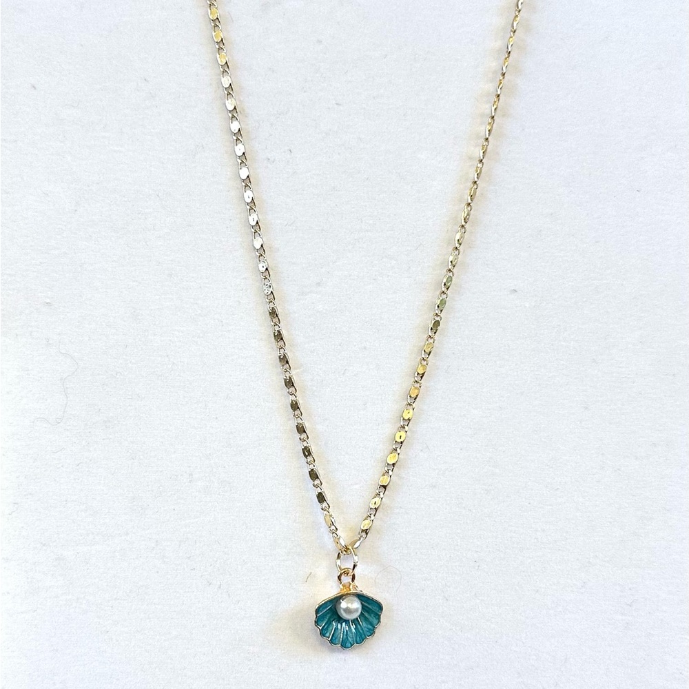 SOLD. Delicate Vintage 20” gold plated & pearl in enamel shell necklace.